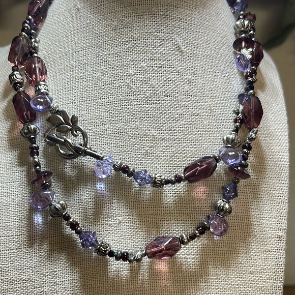 Jewelry - Vntg purple bead necklace with toggle clasp